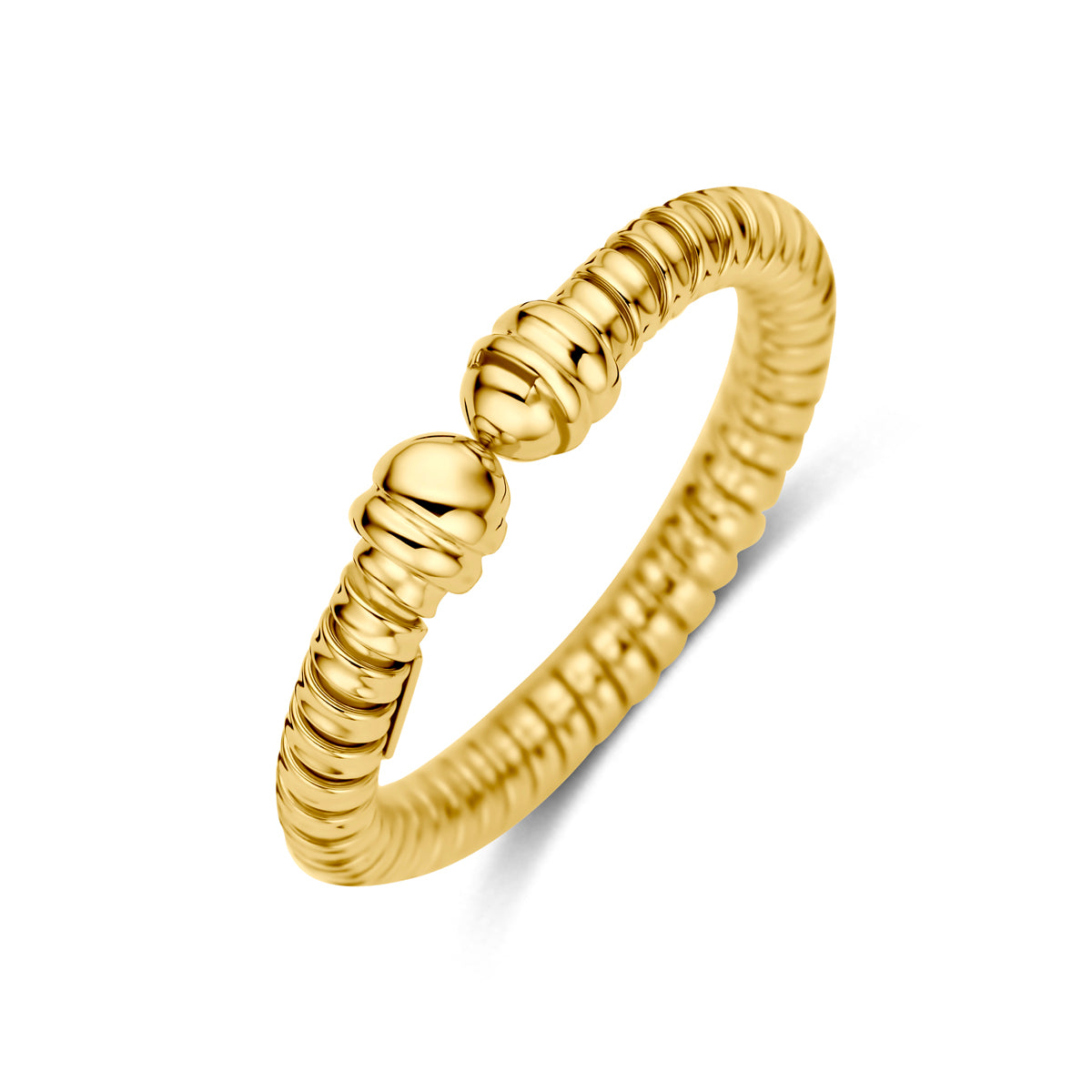 Schuin bovenaanzicht van de gouden gedraaide ring van 14 karaat.