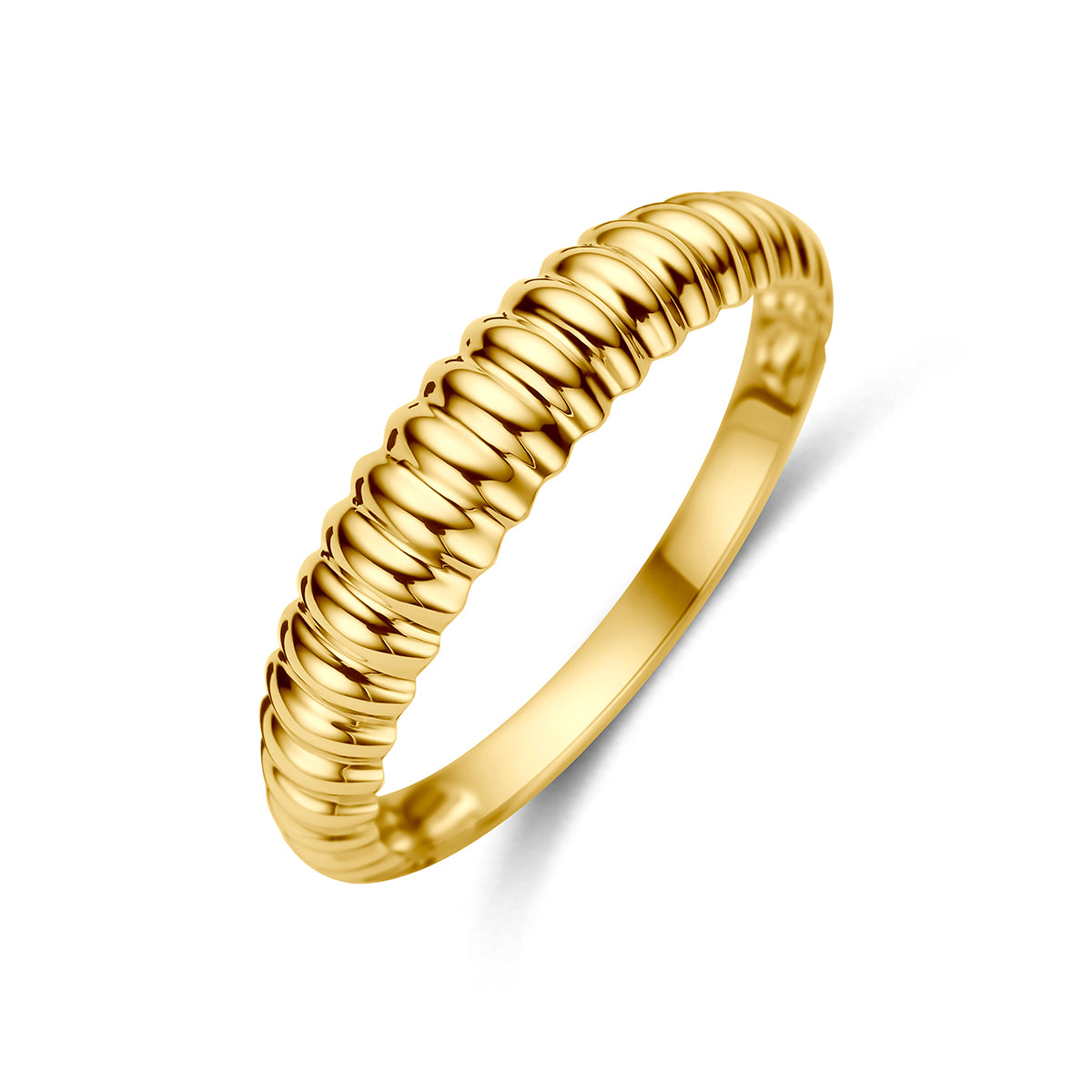 Schuin bovenaanzicht van de gouden geribbelde ring van 14 karaat.