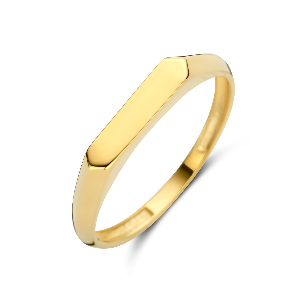 Schuin bovenaanzicht van de gouden gladde ring van 14 karaat.
