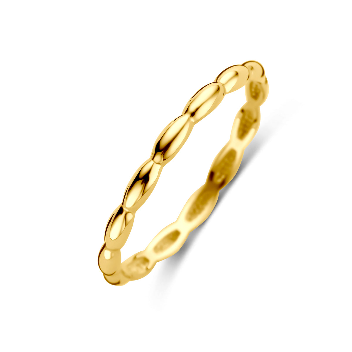 Schuin bovenaanzicht van de gouden gladde ring van 14 karaat.