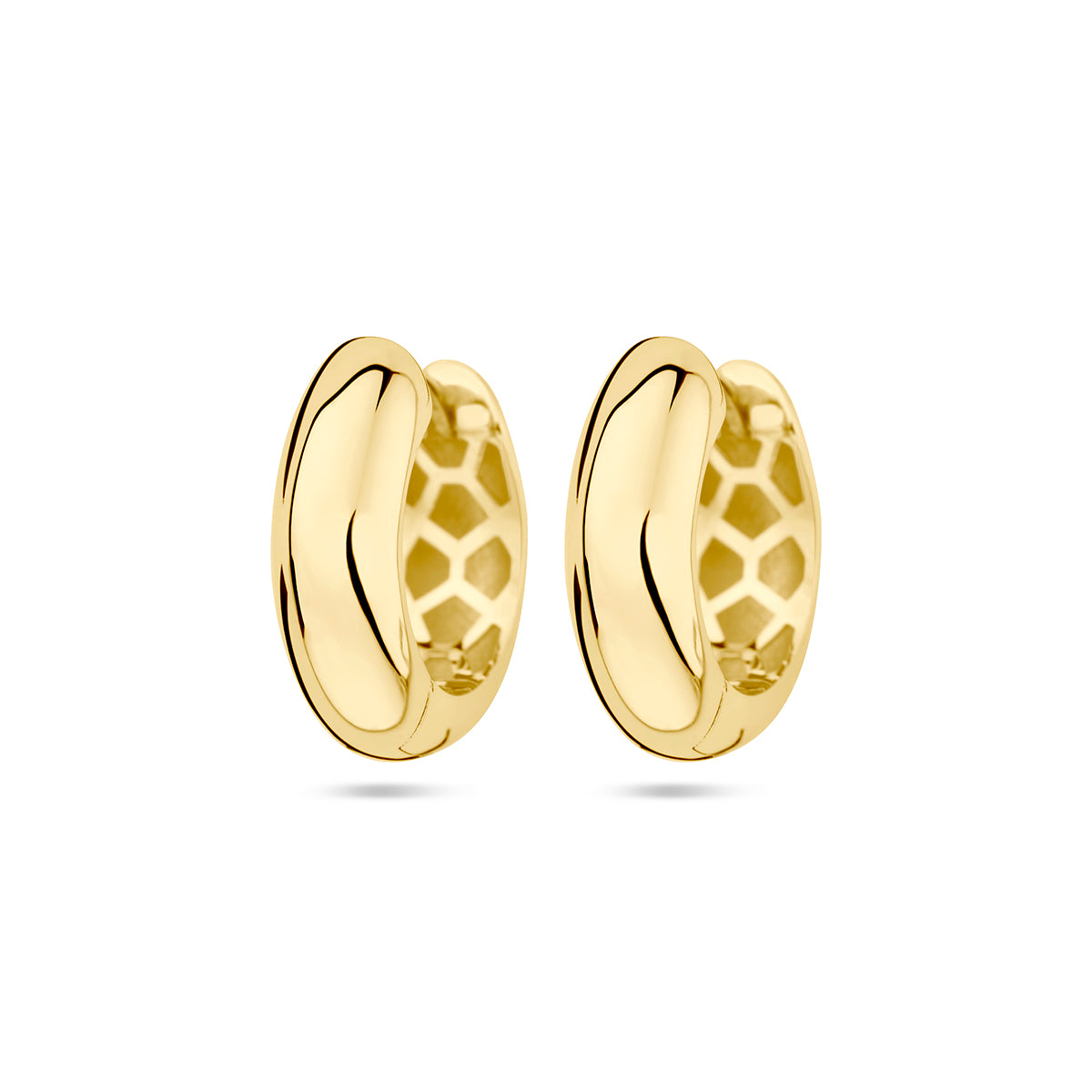 Vooraanzicht van de gouden halfronde klapoorringen van 14 karaat.