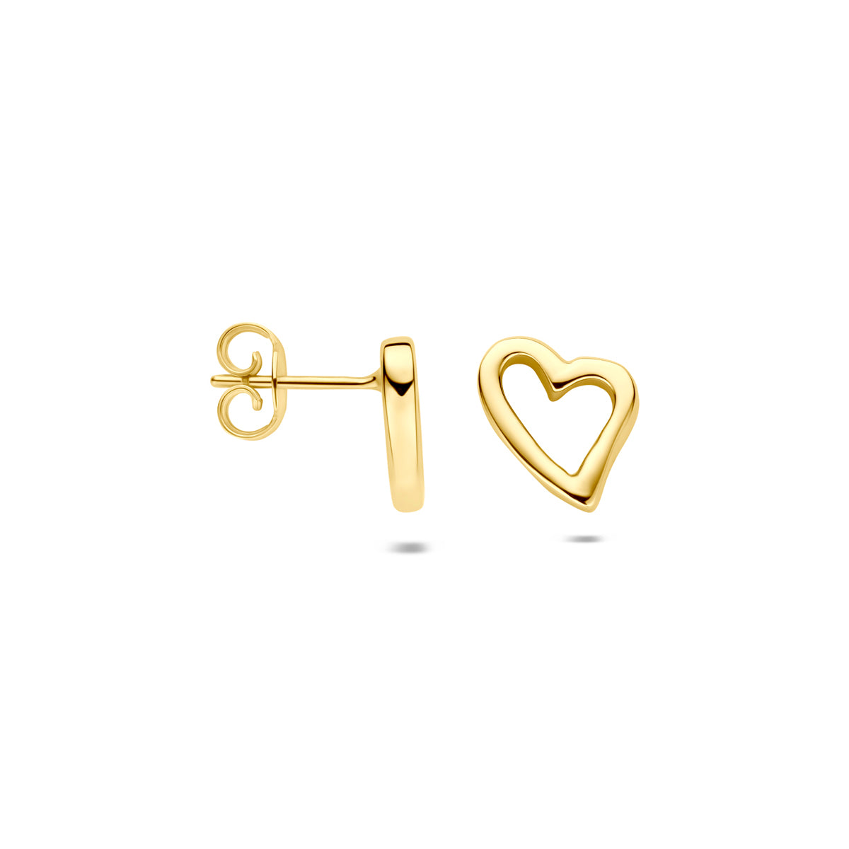 Voor- en zijaanzicht van de gouden hartjes oorknopjes van 14 karaat.