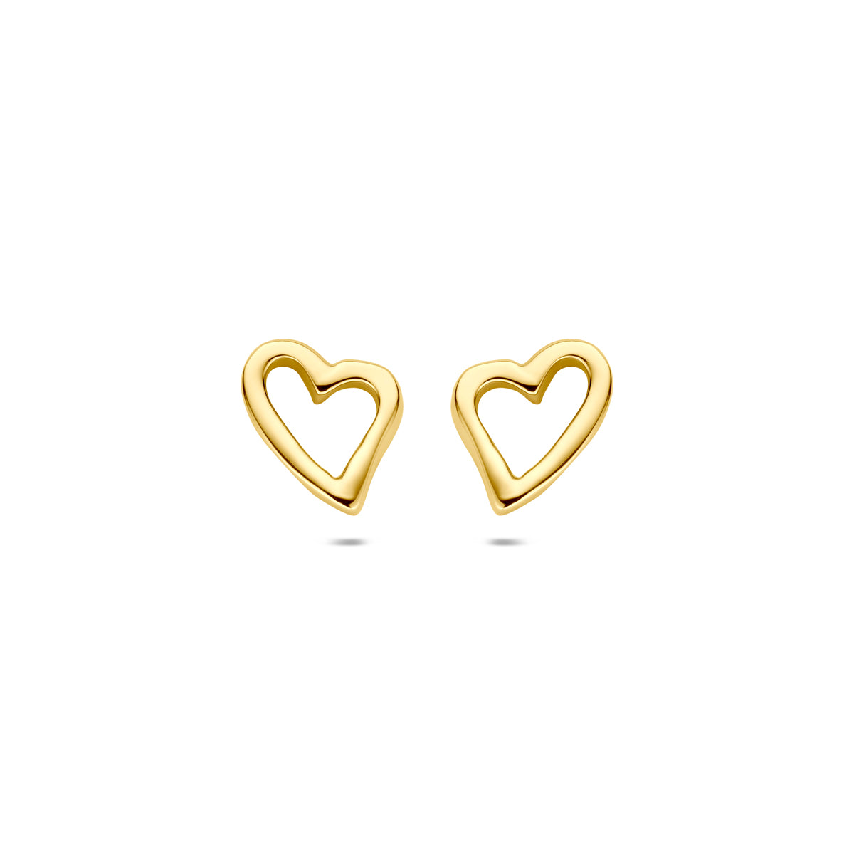 Vooraanzicht van de gouden hartjes oorknopjes van 14 karaat.