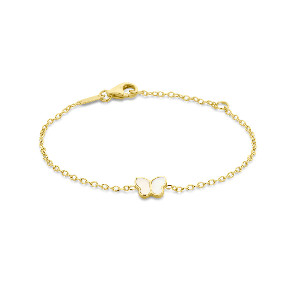 Vooraanzicht van de gouden kinderarmband met vlinder en parelmoer.