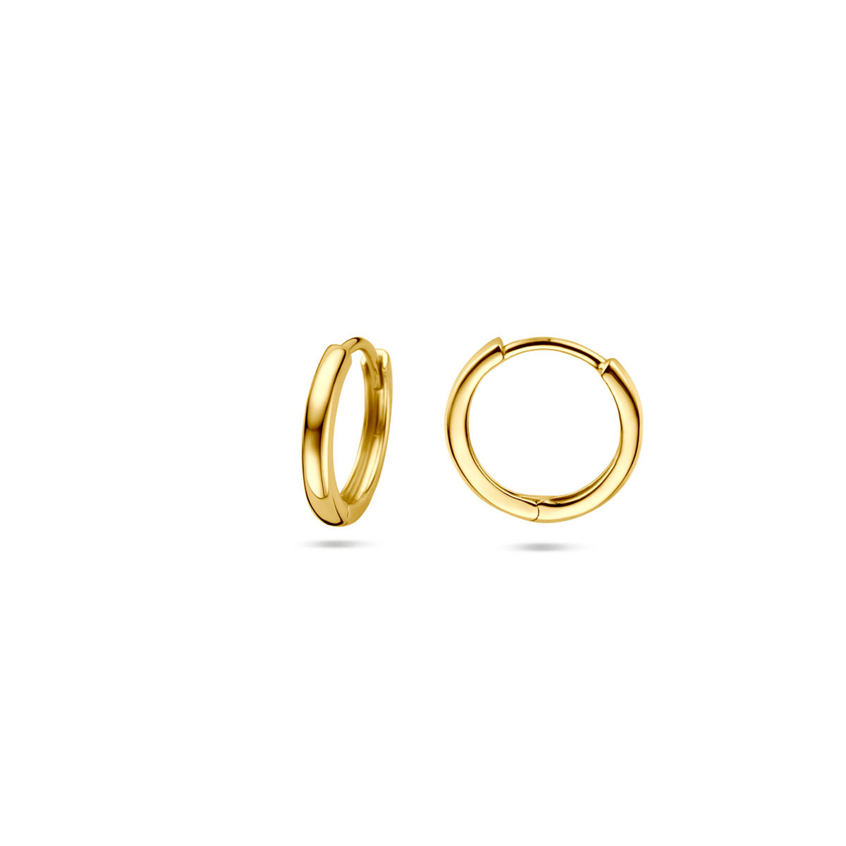 Voor- en zijaanzicht van de gouden klapoorringen van 14 karaat.