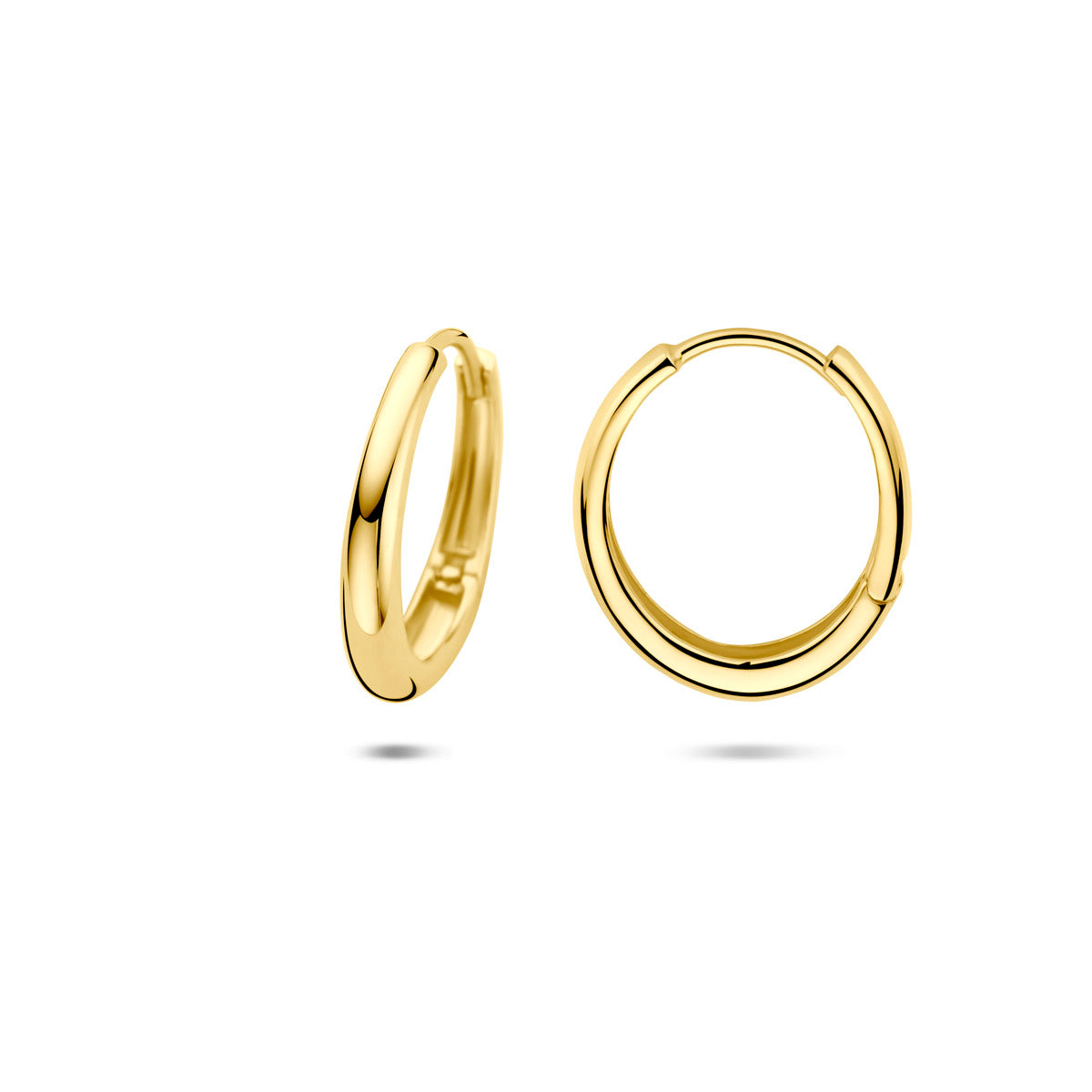 Voor- en zijaanzicht van de gouden klapoorringen van 14 karaat.
