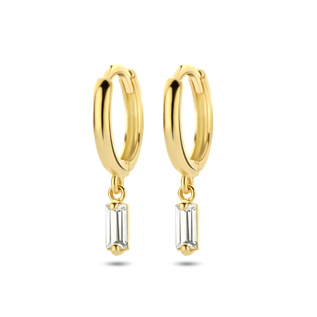 Vooraanzicht van de gouden klapoorringen met zirkonia van 14 karaat.