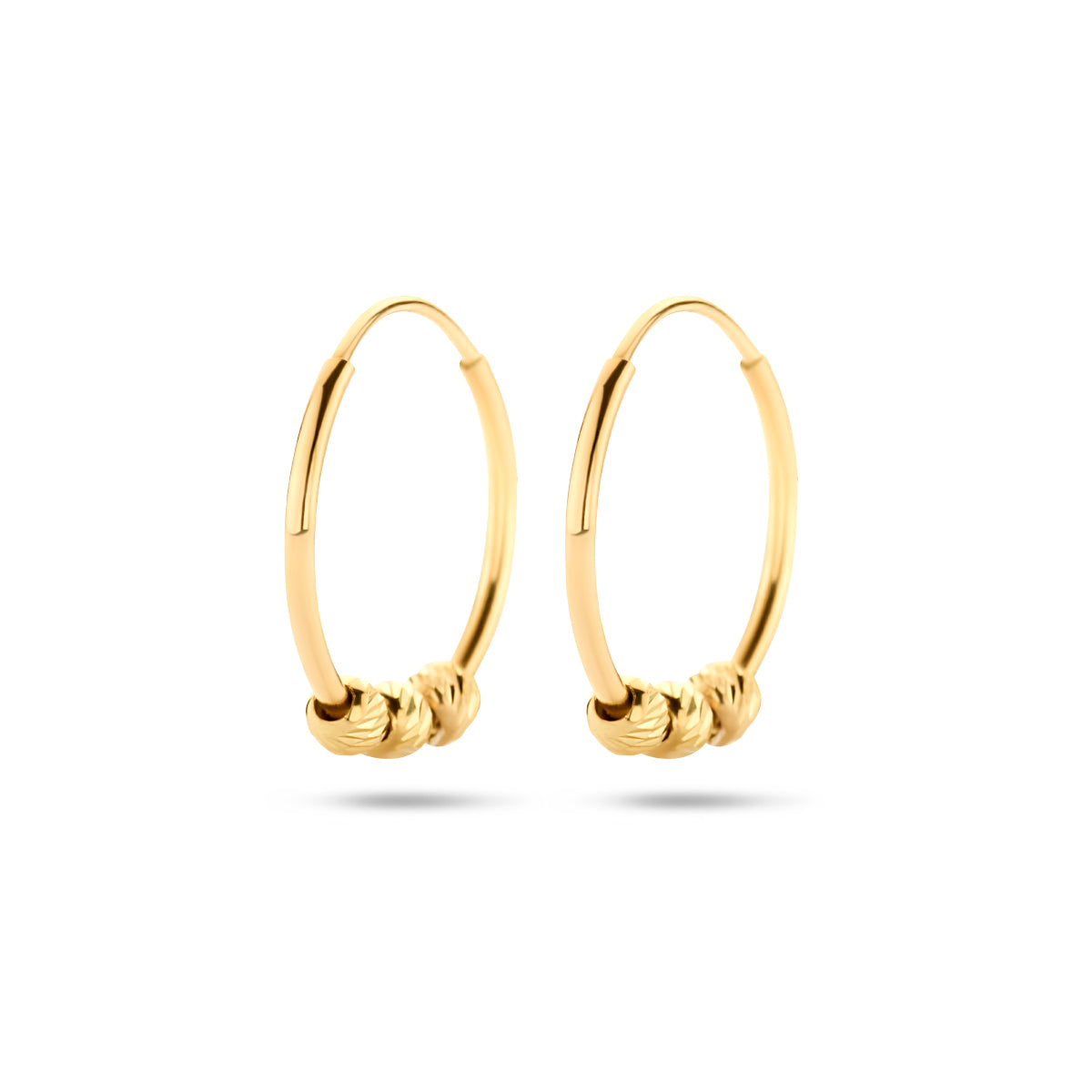 Vooraanzicht van de gouden klapoorringen met bolletjes van 14 karaat.