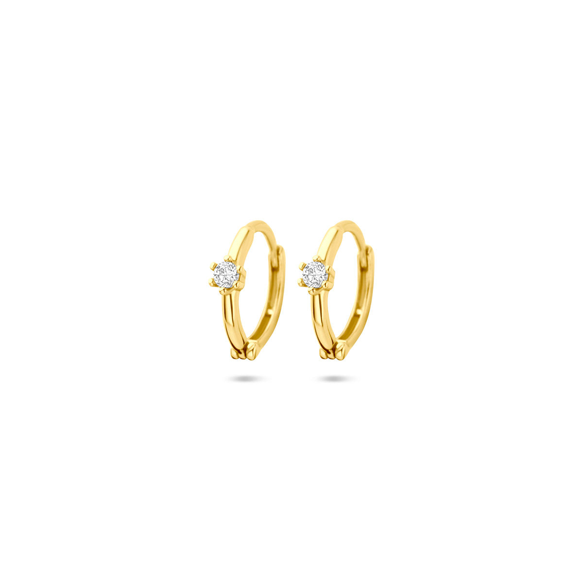 Vooraanzicht van de gouden klapoorringen met zirkonia van 14 karaat.