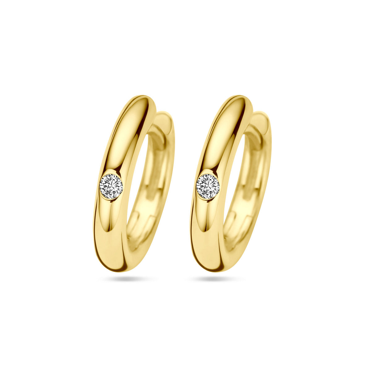 Vooraanzicht van de gouden klapoorringen met diamant van 14 karaat.