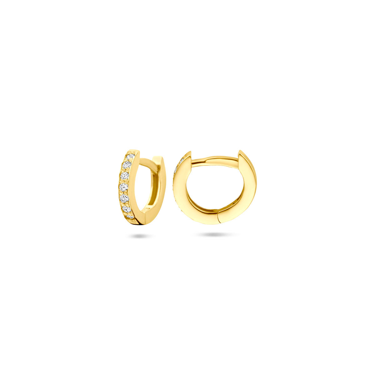 Voor- en zijaanzicht van de gouden klapoorringen met diamant van 14 karaat.