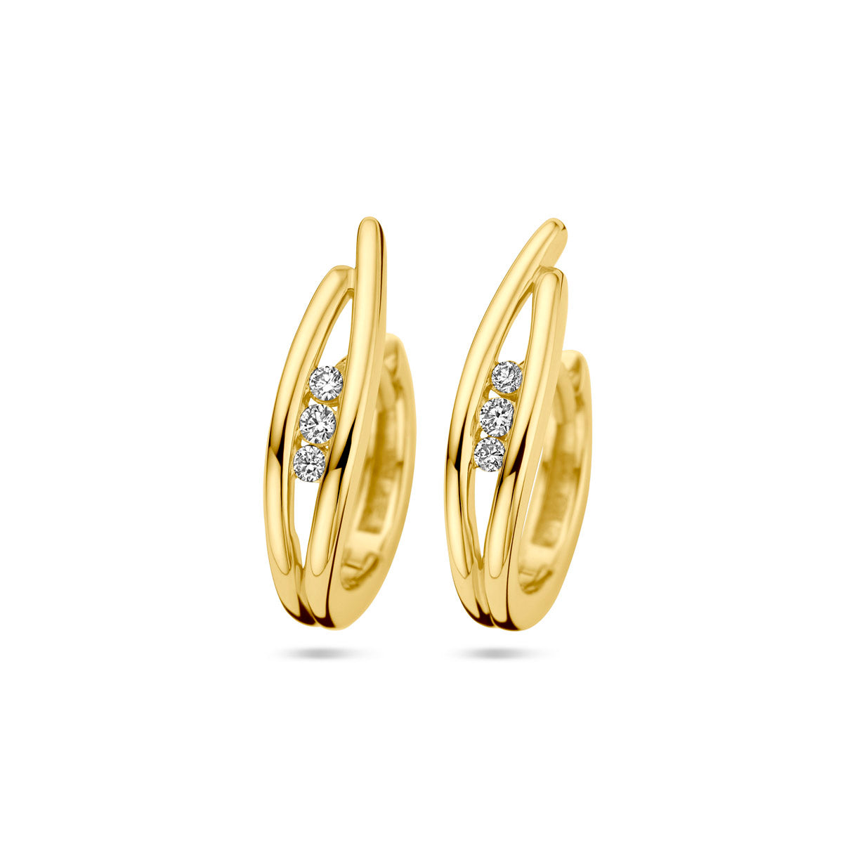 Vooraanzicht van de gouden klapoorringen met diamant van 14 karaat.