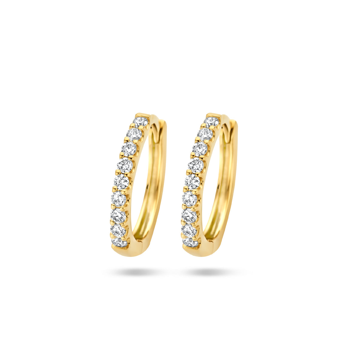 Vooraanzicht van de gouden klapoorringen met diamant van 14 karaat.