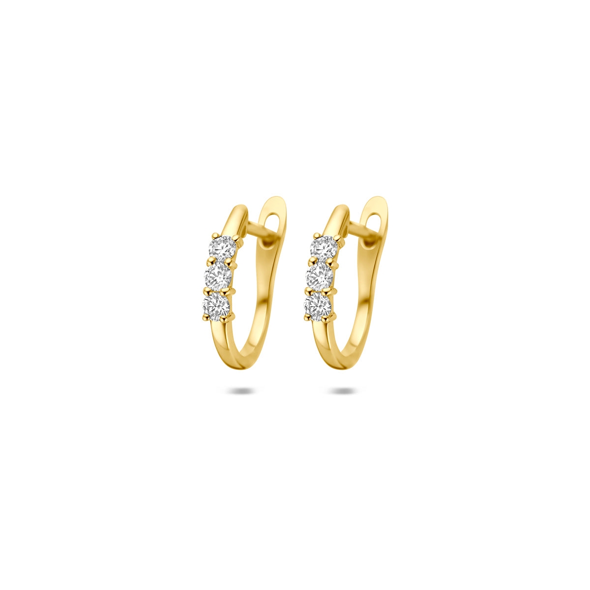 Vooraanzicht van de gouden klapoorringen met diamant van 14 karaat.