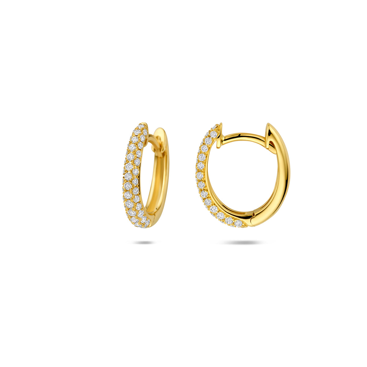 Voor- en zijaanzicht van de gouden klapoorringen met diamant van 14 karaat.
