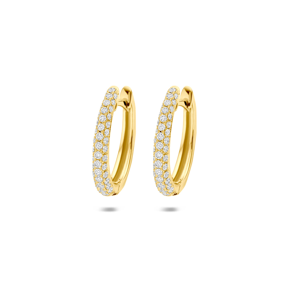 Vooraanzicht van de gouden klapoorringen met diamant van 14 karaat.