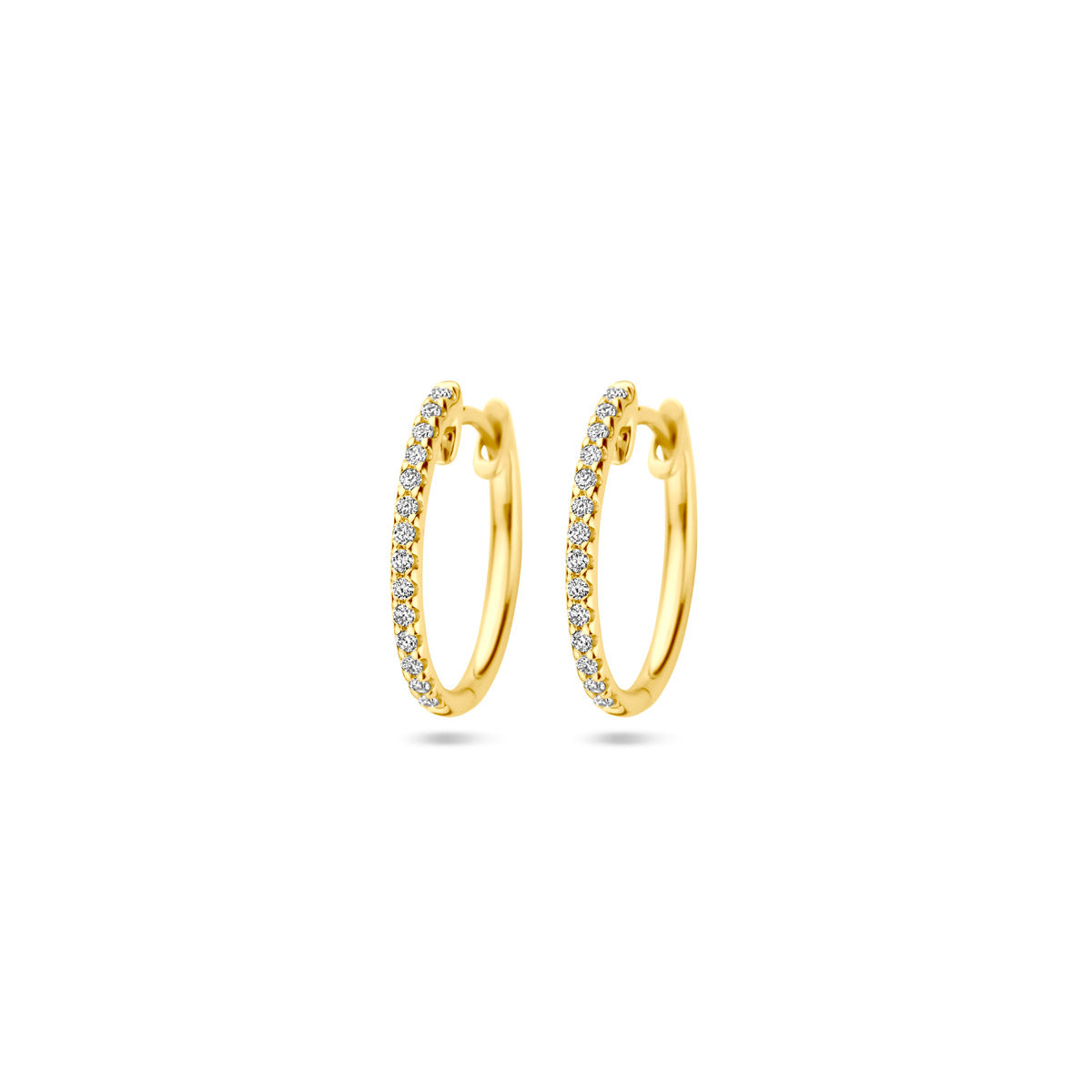 Vooraanzicht van de gouden klapoorringen met diamant van 14 karaat in de maat 15 mm.