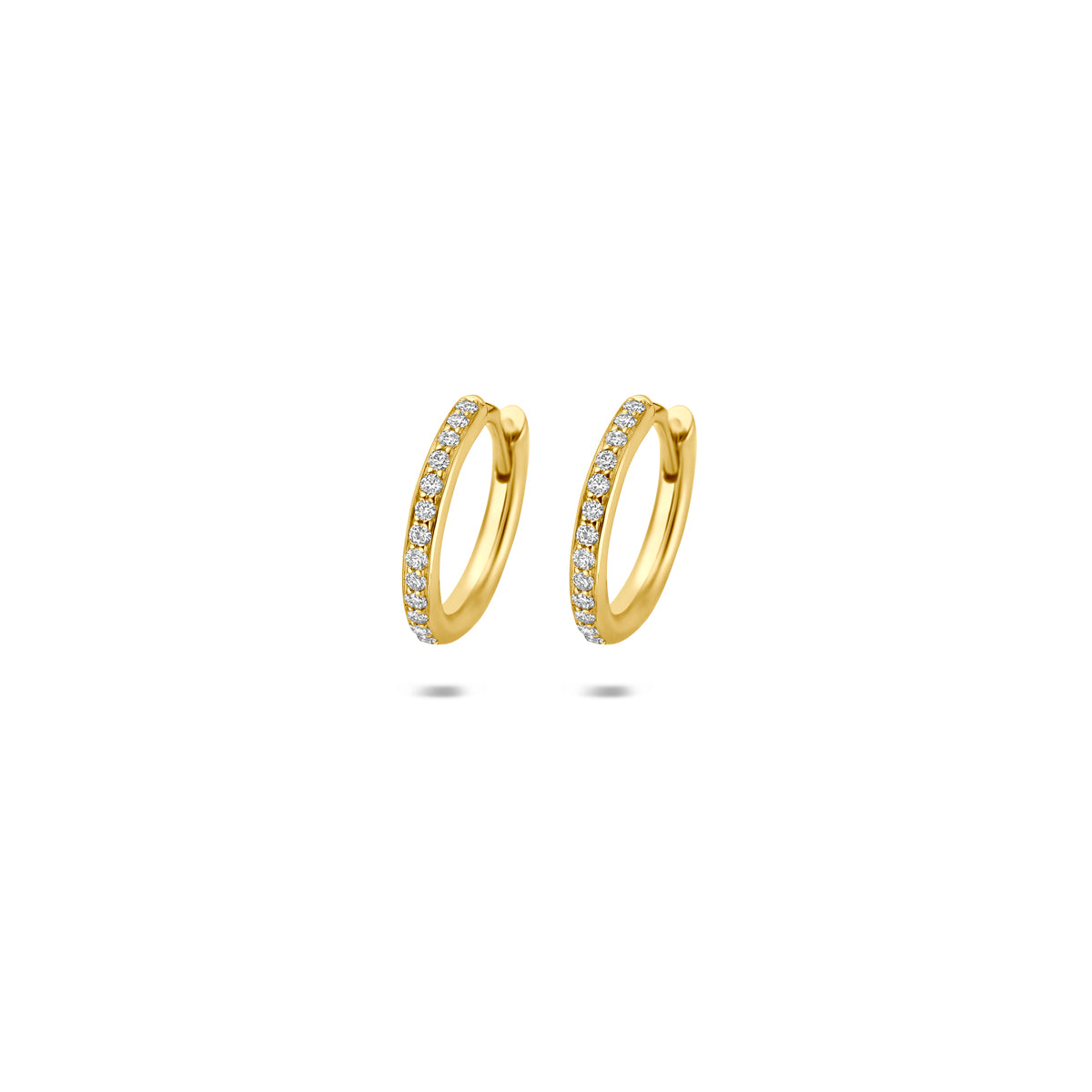 Vooraanzicht van de gouden klapoorringen met diamant van 14 karaat in de maat 11 mm.