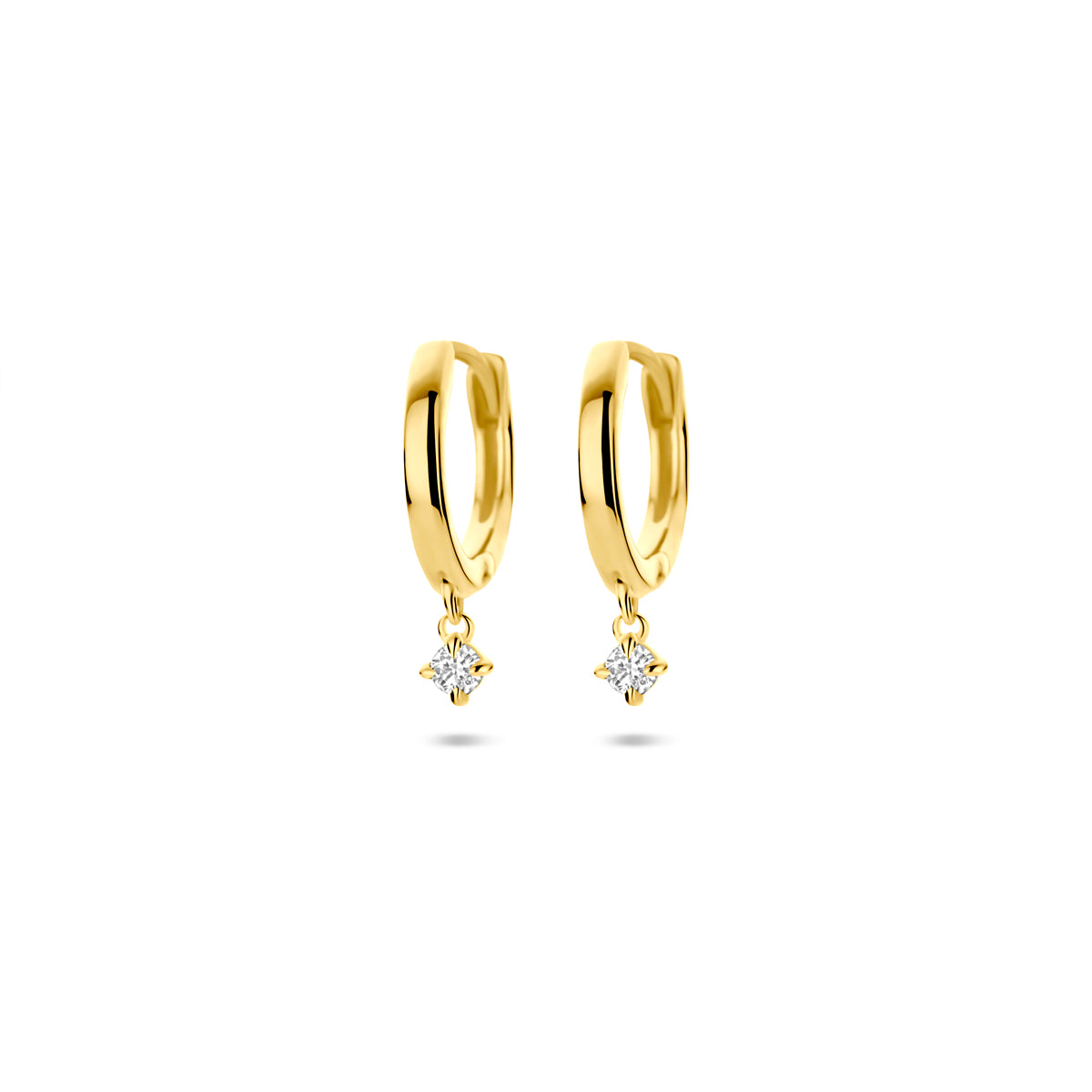 Vooraanzicht van de gouden klapoorringen met lab grown diamant van 14 karaat.