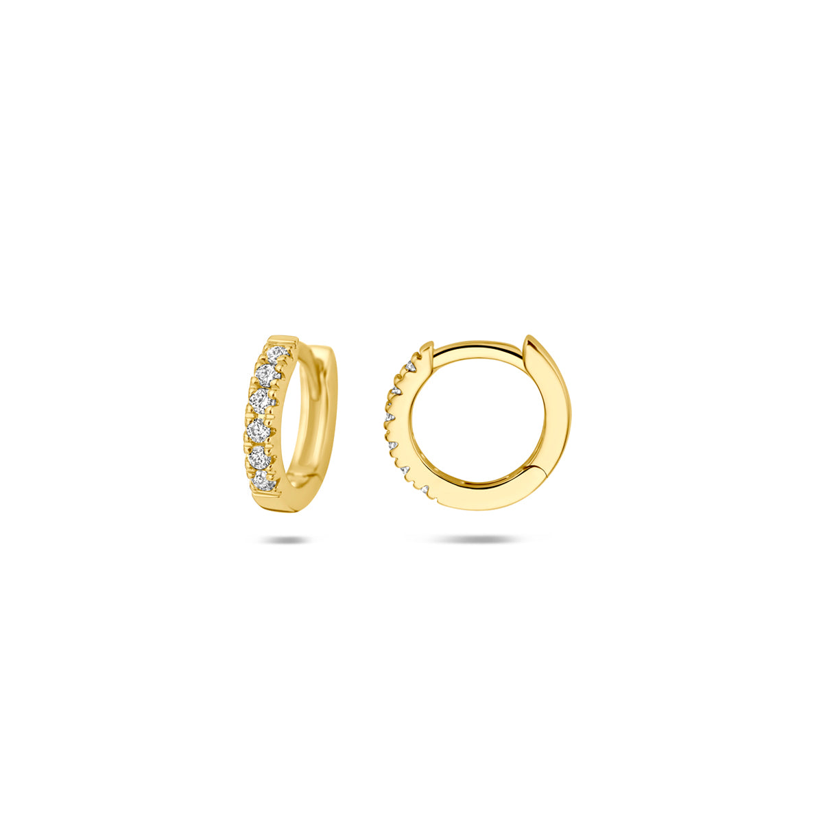 Voor- en zijaanzicht van de gouden klapoorringen met lab grown diamant van 14 karaat.