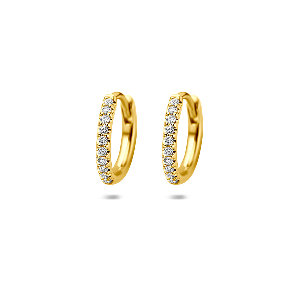 Vooraanzicht van de gouden klapoorringen met lab grown diamant van 14 karaat.