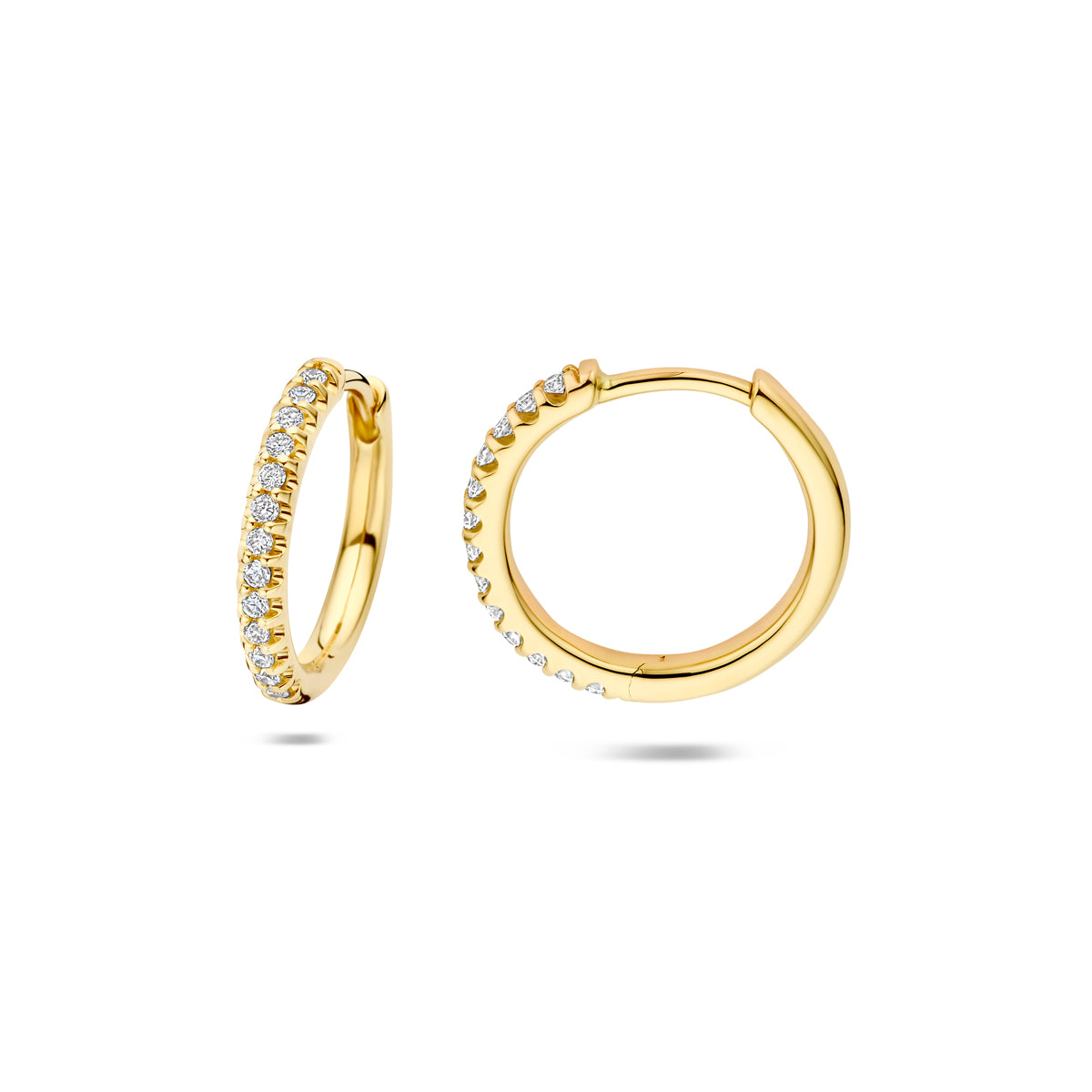 Voor- en zijaanzicht van de gouden klapoorringen met lab grown diamant van 14 karaat.