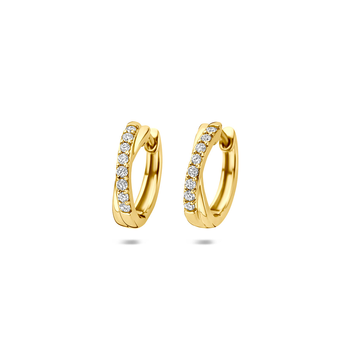 Vooraanzicht van de gouden klapoorringen met lab grown diamant van 14 karaat.