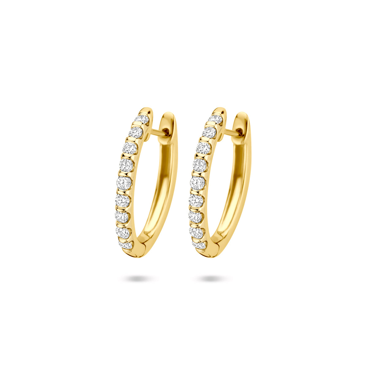 Vooraanzicht van de gouden klapoorringen met lab grown diamant van 14 karaat.