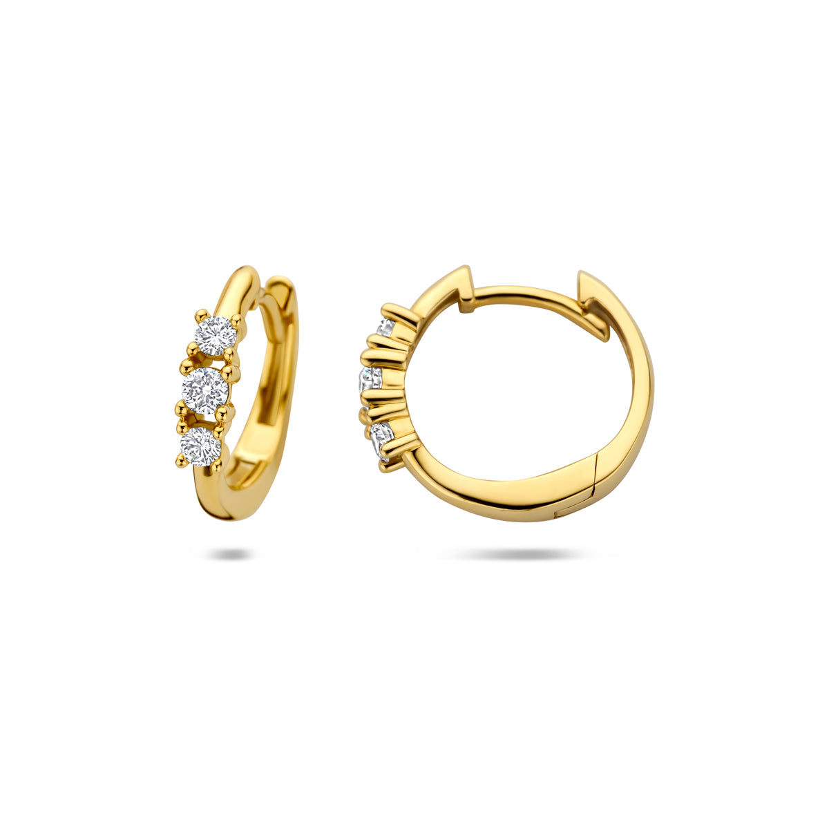 Voor- en zijaanzicht van de gouden klapoorringen met lab grown diamant van 14 karaat.