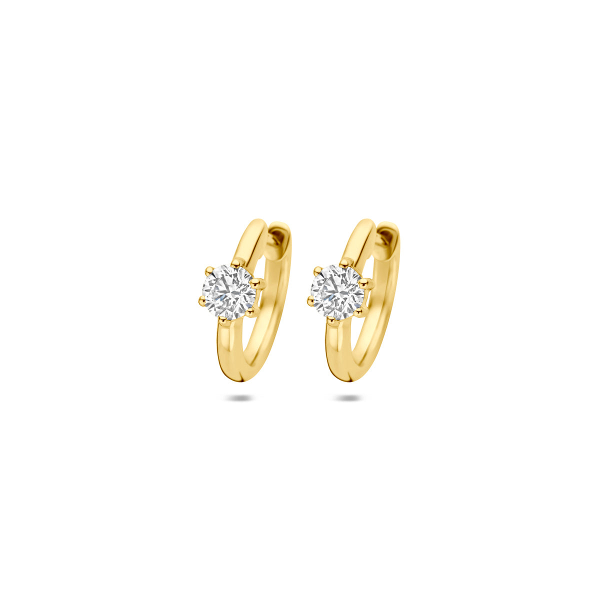Vooraanzicht van de gouden klapoorringen met lab grown diamant van 14 karaat.