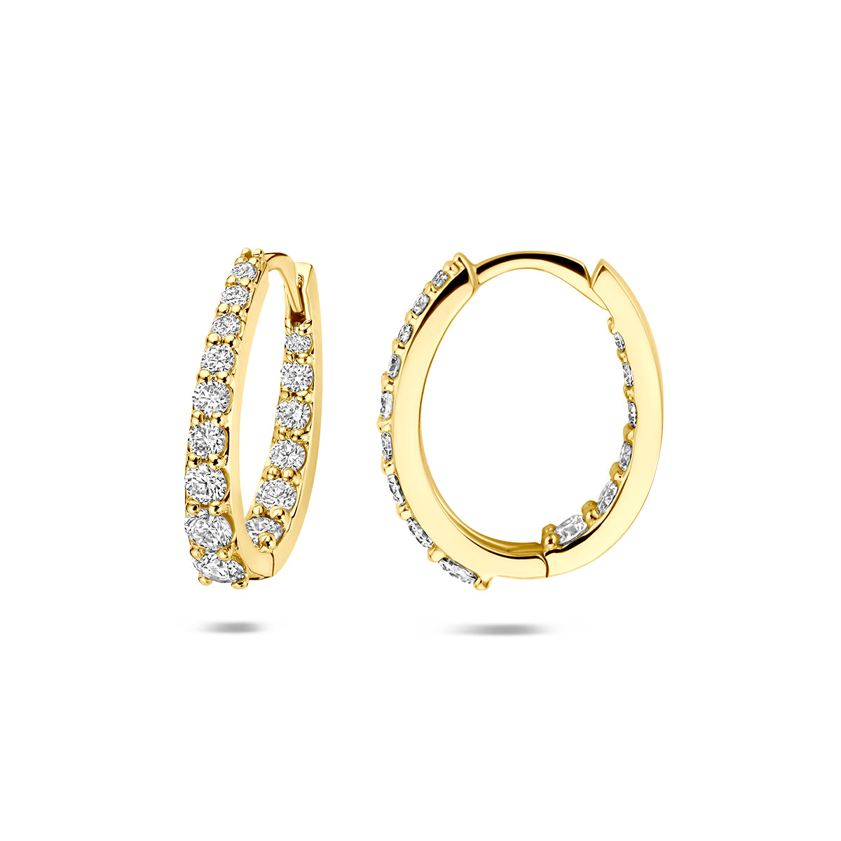 Voor- en zijaanzicht van de gouden klapoorringen met lab grown diamant van 14 karaat.