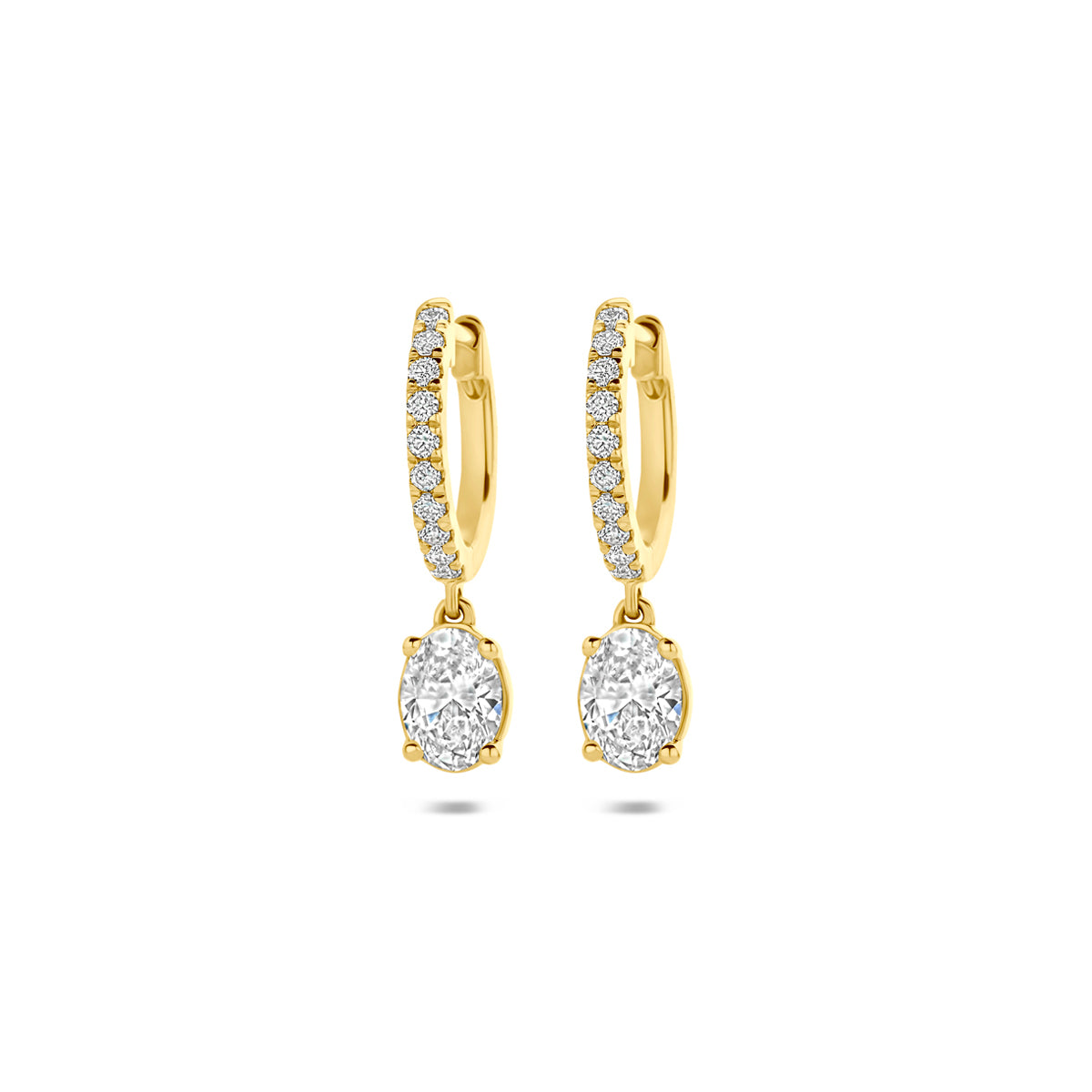 Vooraanzicht van de gouden klapoorringen met lab grown diamant van 14 karaat.