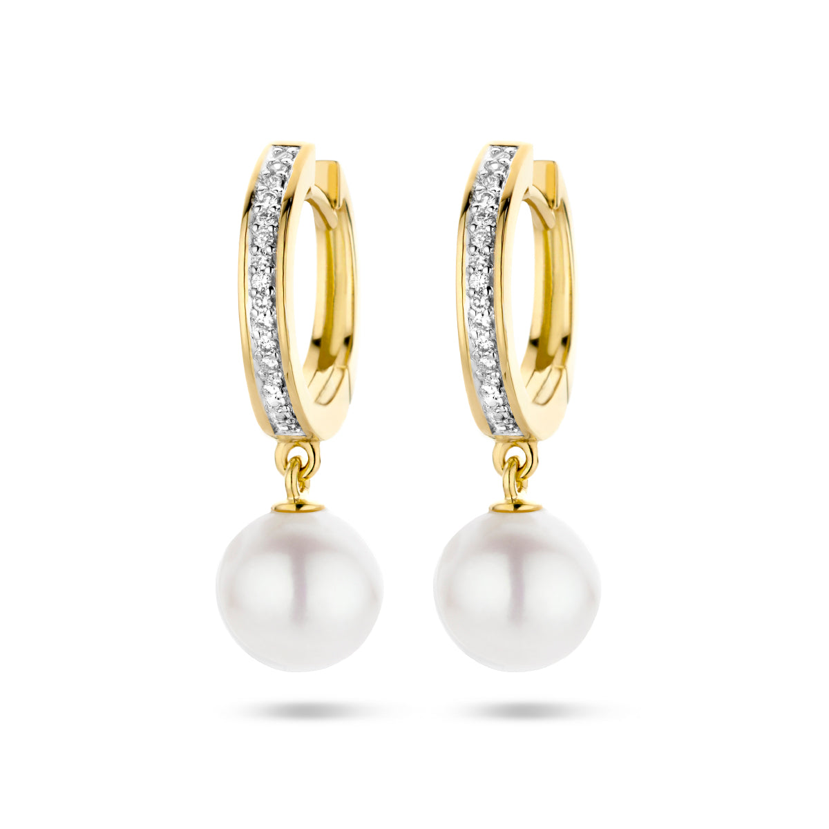 Vooraanzicht van de gouden klapoorringen met parel en diamant van 14 karaat.