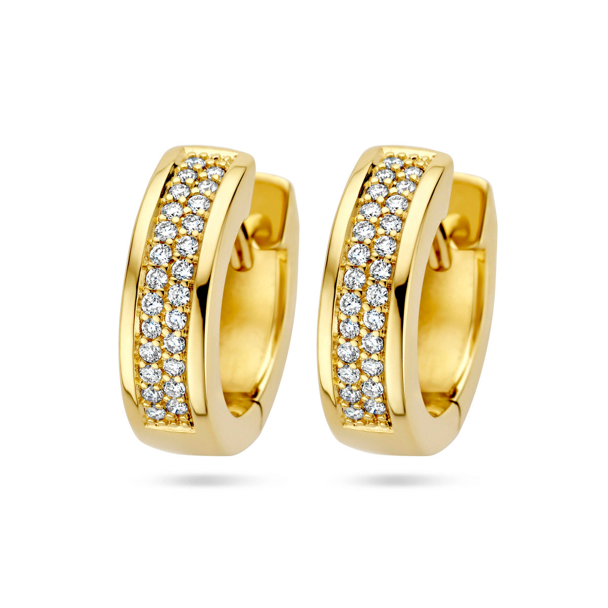 Vooraanzicht van de gouden klapoorringen met diamant van 14 karaat.