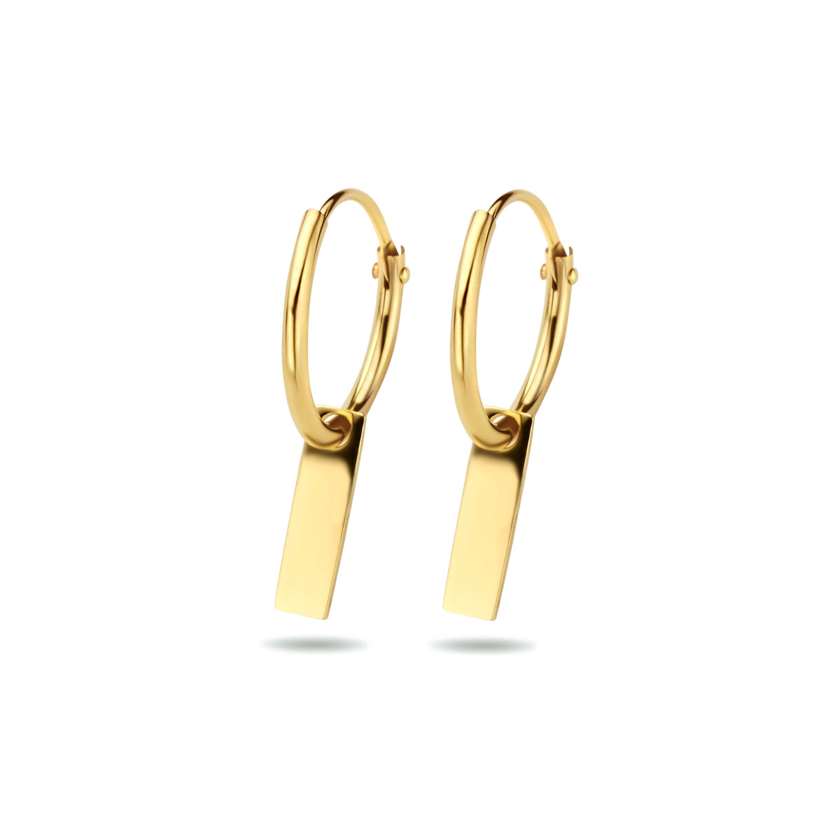 Vooraanzicht van de gouden klapoorringen met plaatje van 14 karaat.