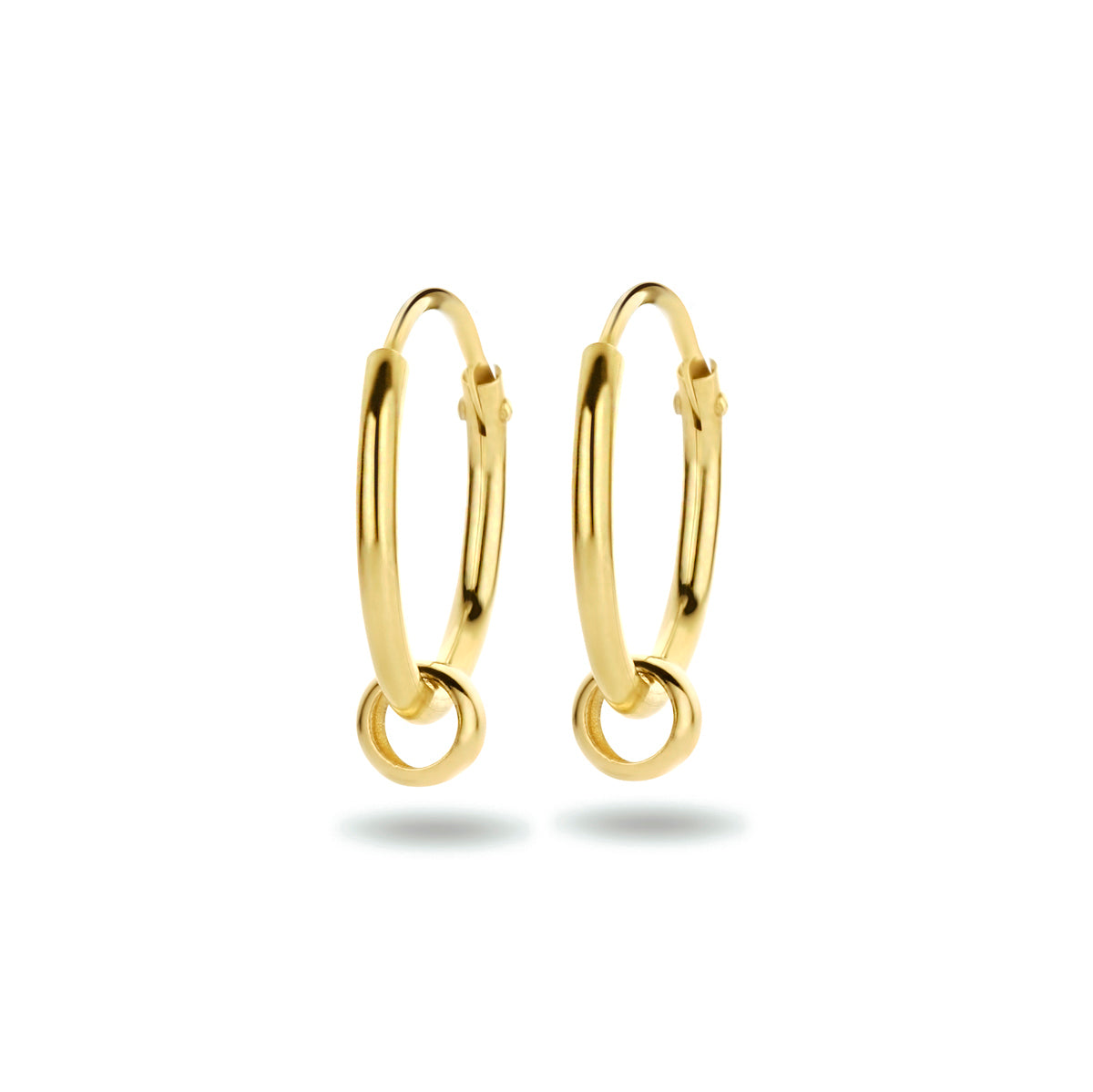 Vooraanzicht van de gouden klapoorringen met ringetjes van 14 karaat.