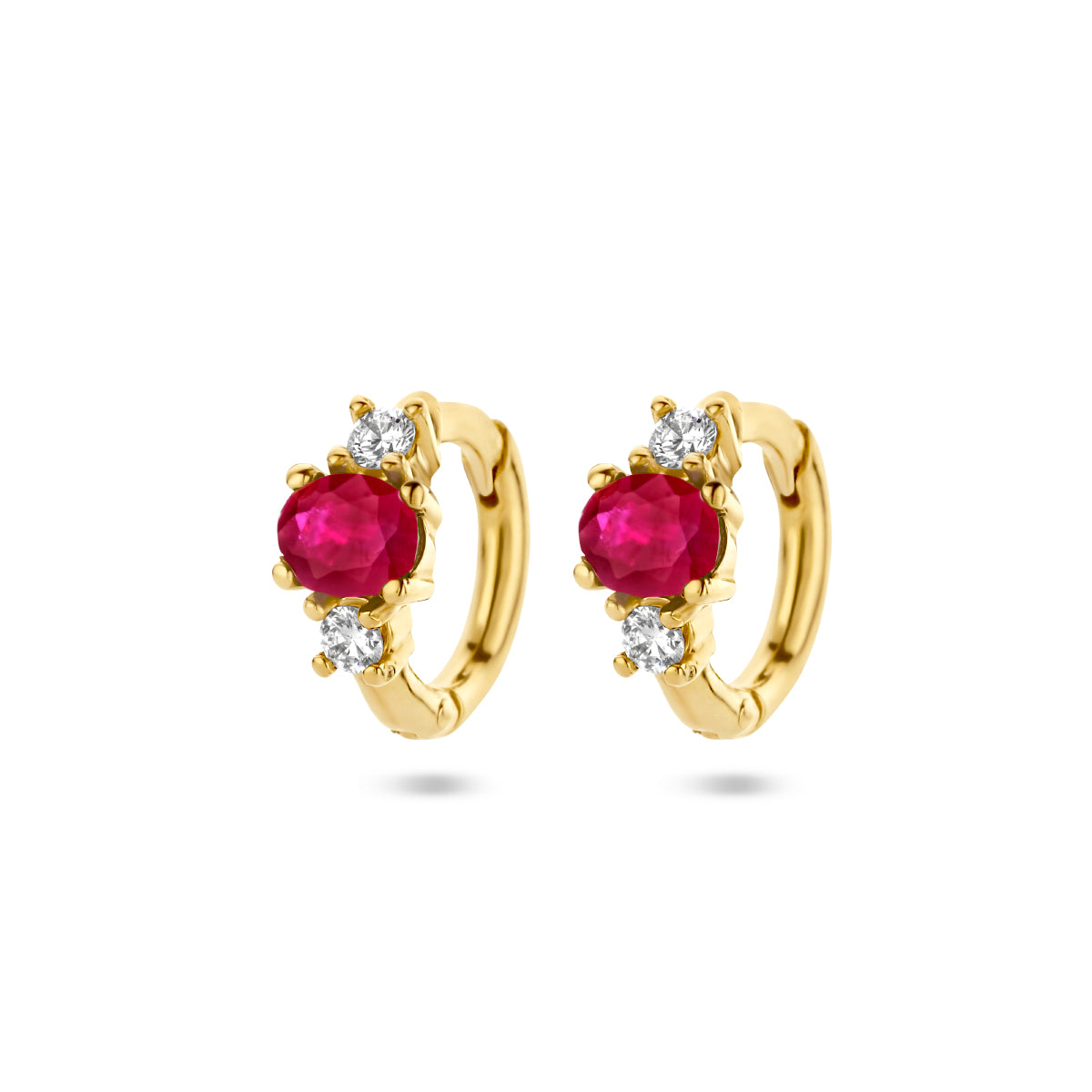 Vooraanzicht van de gouden klapoorringen met robijn en diamant van 14 karaat.