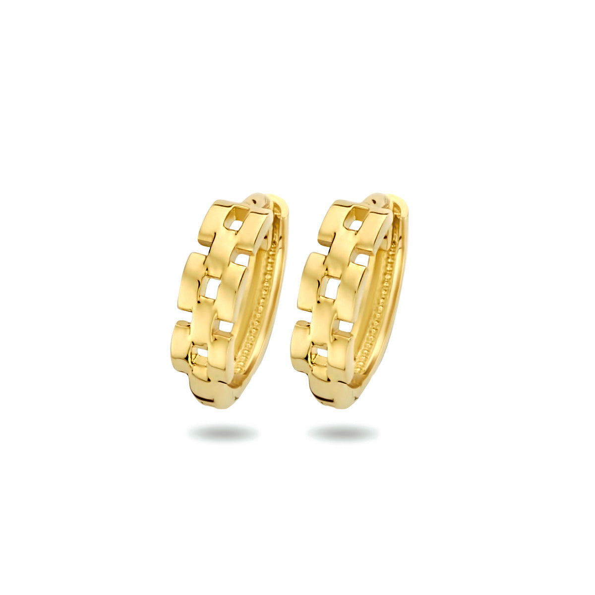 Vooraanzicht van de gouden klapoorringen met schakelmotief van 14 karaat.