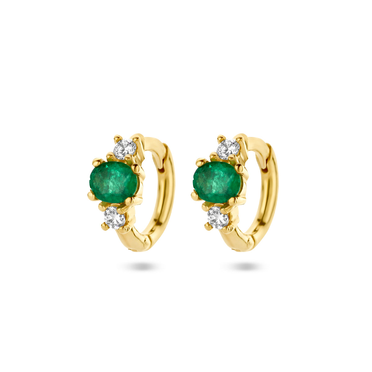 Vooraanzicht van de gouden klapoorringen met smaragd en diamant van 14 karaat.