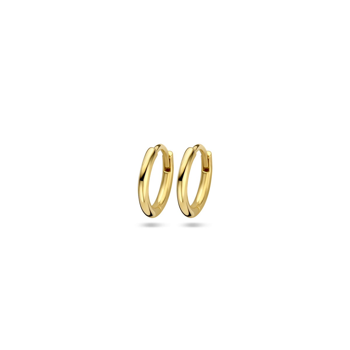 Vooraanzicht van de gouden klapoorringen ronde buis van 14 karaat in de maat 10 mm.