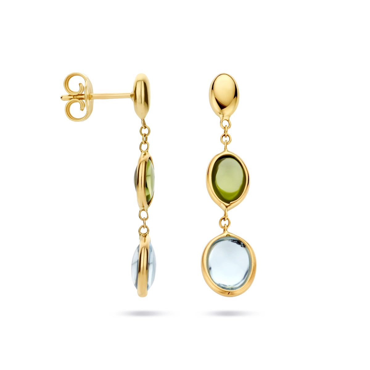 Voor- en zijaanzicht van de 14 karaat gouden oorhangers blauw topaas en peridot, met één oorbel van opzij zodat de sluiting zichtbaar is.