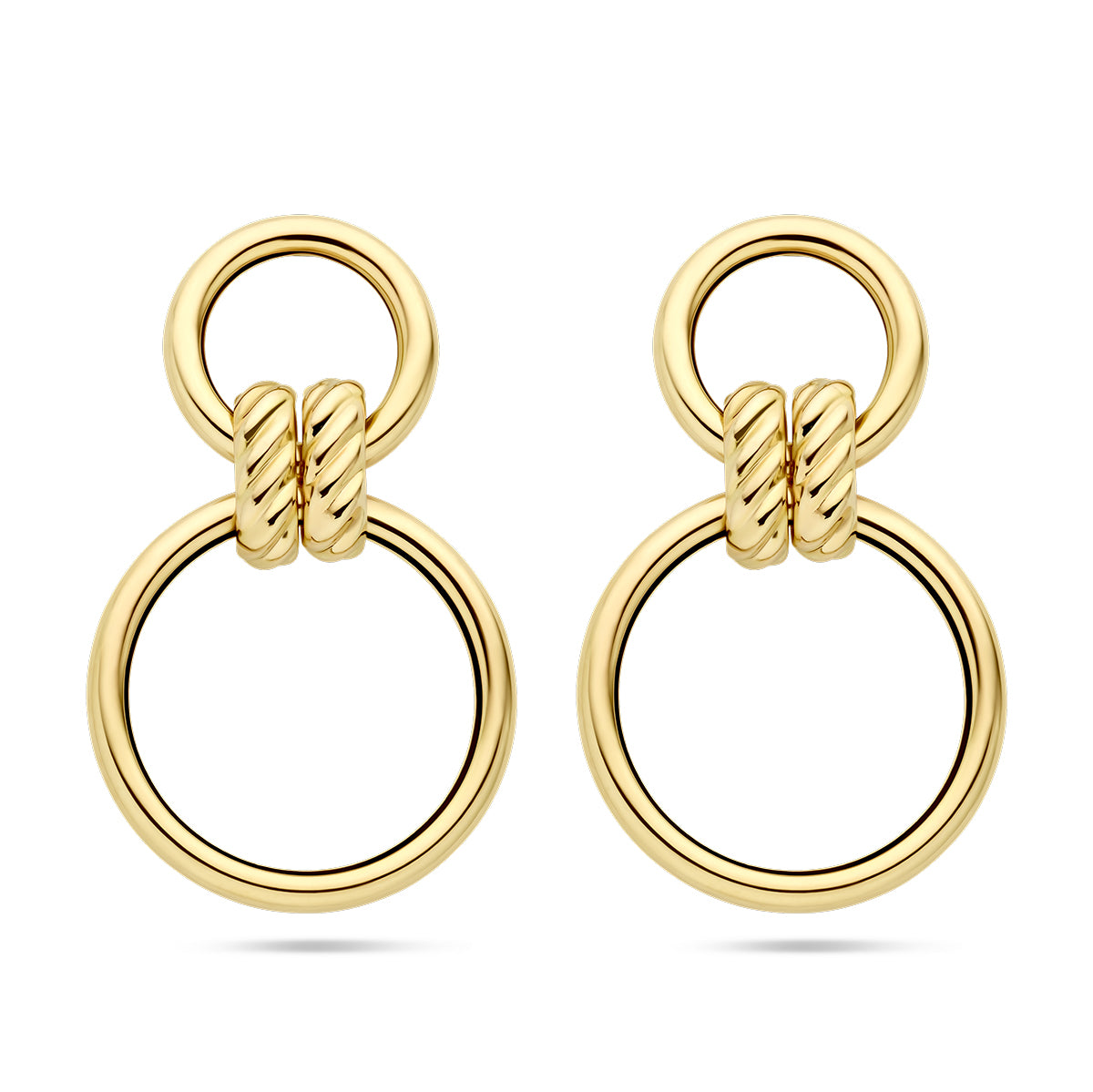 Vooraanzicht van de gouden oorhangers met cirkels van 14 karaat.