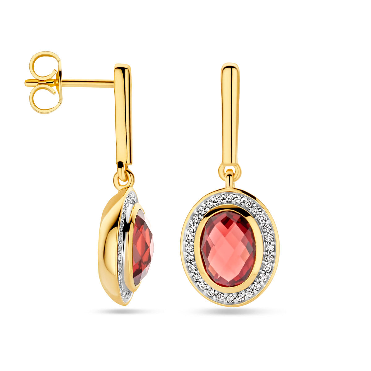 Voor- en zijaanzicht van de gouden oorhangers met granaat en diamant van 14 karaat.