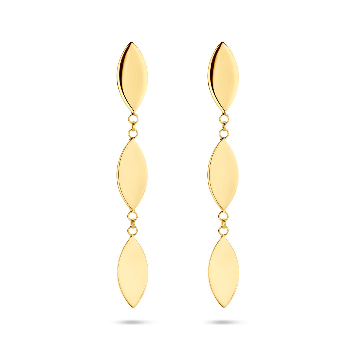 Vooraanzicht van de gouden oorhangers met ovale plaatjes van 14 karaat.