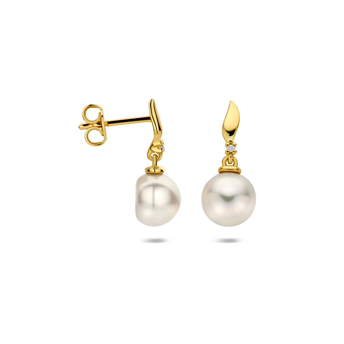 Voor- en zijaanzicht van de gouden oorhangers met parel en diamant van 14 karaat.
