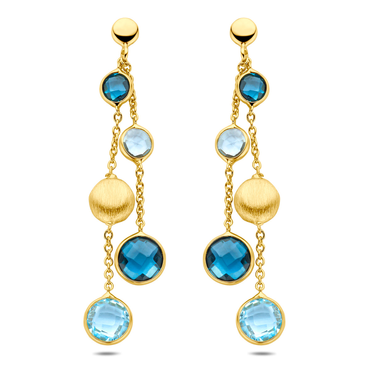 Vooraanzicht van de 14 karaat gouden oorhangers met sky blue en london blue topaas, 44 mm hoog en 1,25 mm breed.