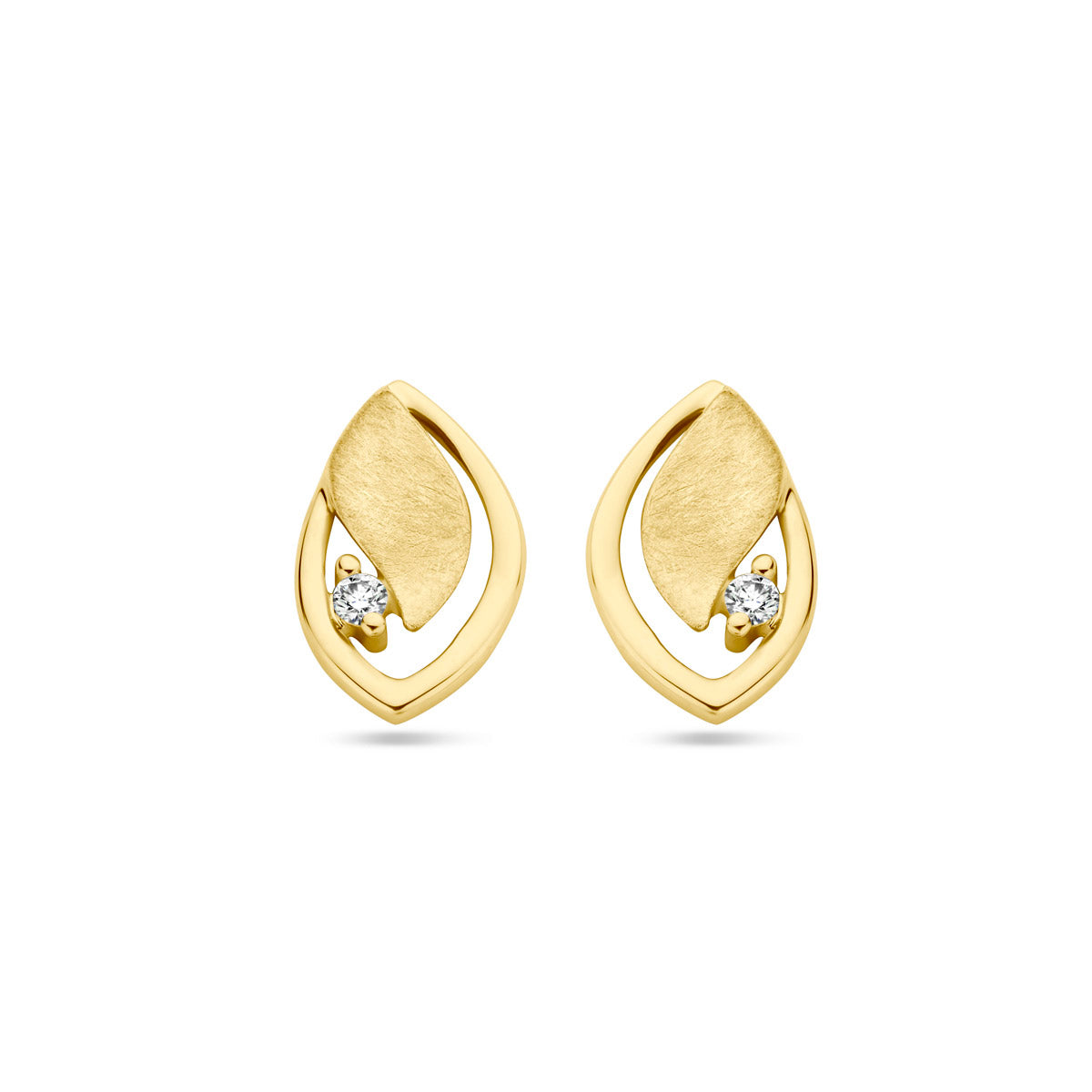 Vooraanzicht van de gouden oorknopjes met diamant van 14 karaat.