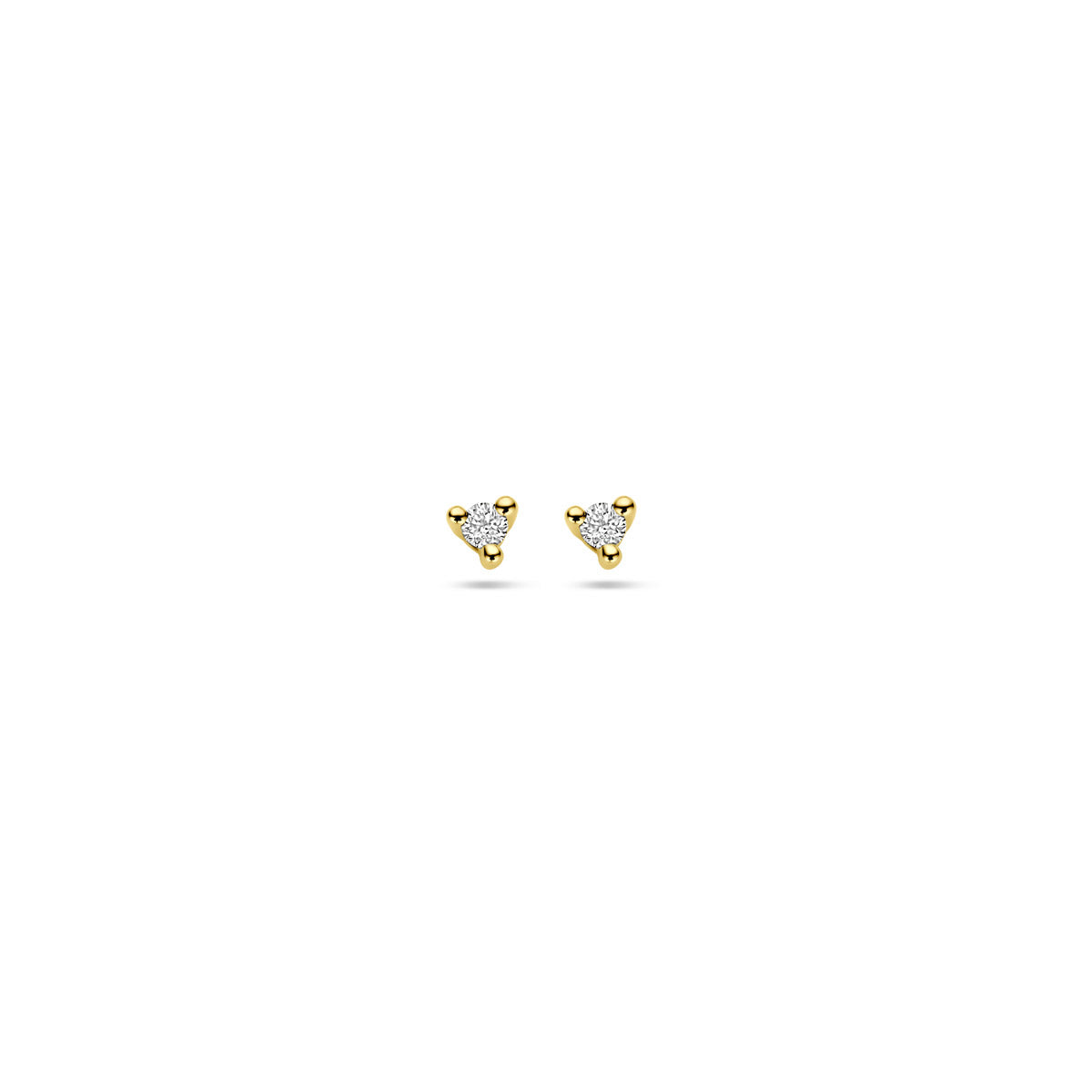 Vooraanzicht van de gouden oorknopjes met diamant van 14 karaat.