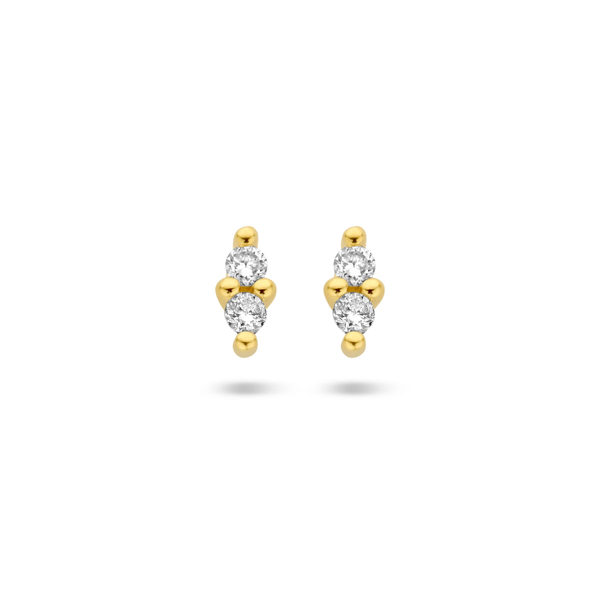 Vooraanzicht van de gouden oorknopjes met diamant van 14 karaat.
