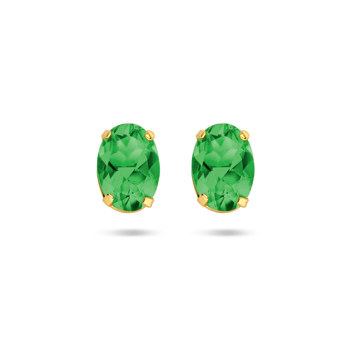 Vooraanzicht van de gouden oorknopjes met groene agaat van 14 karaat.